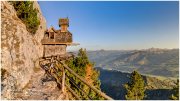 Stoderkircherl-Sonnenuntergang-16x9b-17-817024-10-20, Paradies Ennstal, Thomas Hofer, Landschaft, Bild, Foto, Aufnahme, Ennstal, Luftbild, Imagetrailer, Schladming Dachstein, Ennstal Mitte, Ennstal West, Friedenskircherl, Stoderkircherl, Gemeinde Aich, Marktgemeinde Gröbming, 9 Plätze 9 Schätze, Frühling, Sonne, Sonnenuntergang, alle Bilder, Aussicht, Kirche, Kapelle