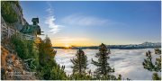 Stoderkircherl-Panorama-2x1-11372x5686Px-6930-20-10-25, Paradies Ennstal, Thomas Hofer, Landschaft, Bild, Foto, Aufnahme, Ennstal, Luftbild, Imagetrailer, Schladming Dachstein, Ennstal Mitte, Ennstal West, Marktgemeinde Gröbming, Gemeinde Aich, Stoderzinken, Stoder, Stoderkircherl, Friedenskircherl, Herbst, Sonne, Sonnenaufgang, alle Bilder, Panoramabild, Nebel, Aussicht, Kirche, Kapelle,