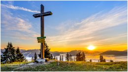 1_Hohe-Trett_D812145-VK0016, Paradies Ennstal, Thomas Hofer, Landschaft, Bild, Foto, Aufnahme, Ennstal, Luftbild, Imagetrailer, Schladming Dachstein, Gemeinde Aigen, Ennstal Mitte, Hohe Trett, Herbst, Sonne, alle Bilder, Sonnenaufgang, Nebel, Berg, Aussicht, Gipfelkreuz