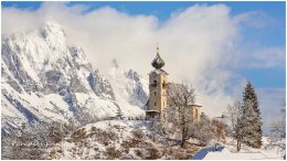 1_Kirche-Stein_D819143-2020-01-30, Paradies Ennstal, Thomas Hofer, Landschaft, Bild, Foto, Aufnahme, Ennstal, Luftbild, Imagetrailer, Schladming Dachstein, Gemeinde Sölk, Stein/Enns, Ennstal Mitte, Grimming, Winter, alle Bilder, Nebel, Schnee, Kirche