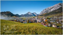 Gröbming Herbst 9502 20 11 07, Paradies Ennstal, Thomas Hofer, Landschaft, Bild, Foto, Aufnahme, Ennstal, Luftbild, Imagetrailer, Schladming Dachstein, Ennstal Mitte, Stoderzinken, Stoder, Kamm, Kammspitze, Marktgemeinde Gröbming, Herbst, alle Bilder, Wiese, Ortschaft, Kirche,