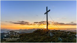 Hochrettelstein-3058-21-09-06, Ennstal Mitte, Hochrettelstein, Planneralm, Marktgemeinde Irdning-Donnersbachtal, Herbst, Sonne, Sonnenaufgang, alle Bilder, Aussicht, Gipfelkreuz, Alm, Wolken, Paradies Ennstal, Thomas Hofer, Landschaft, Bild, Foto, Aufnahme, Ennstal, Luftbild, Imagetrailer, Schladming Dachstein,