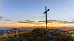 Hochrettelstein-3071-21-09-06, Ennstal Mitte, Hochrettelstein, Planneralm, Marktgemeinde Irdning-Donnersbachtal, Herbst, Sonne, Sonnenaufgang, alle Bilder, Aussicht, Gipfelkreuz, Alm, Wolken, Paradies Ennstal, Thomas Hofer, Landschaft, Bild, Foto, Aufnahme, Ennstal, Luftbild, Imagetrailer, Schladming Dachstein,