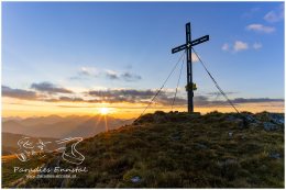 Hochrettelstein-3082-21-09-06, Ennstal, Paradies Ennstal, Thomas Hofer, Landschaft, Bild, Foto, Aufnahme, Ennstal, Luftbild, Imagetrailer, Schladming Dachstein,  Mitte, Hochrettelstein, Planneralm, Marktgemeinde Irdning-Donnersbachtal, Herbst, Sonne, Sonnenaufgang, alle Bilder, Aussicht, Gipfelkreuz, Alm, Wolken,