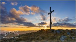 Hochrettelstein-3100-21-09-06, Ennstal Mitte, Hochrettelstein, Planneralm, Marktgemeinde Irdning-Donnersbachtal, Herbst, Sonne, Sonnenaufgang, alle Bilder, Aussicht, Gipfelkreuz, Alm, Wolken, Paradies Ennstal, Thomas Hofer, Landschaft, Bild, Foto, Aufnahme, Ennstal, Luftbild, Imagetrailer, Schladming Dachstein,