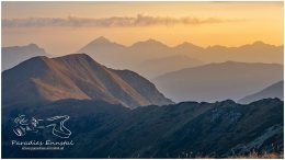 Hochrettelstein-3121-21-09-06, Ennstal Mitte, Hochrettelstein, Planneralm, Marktgemeinde Irdning-Donnersbachtal, Herbst, Sonne, Sonnenaufgang, alle Bilder, Aussicht, Alm, Wolken, Paradies Ennstal, Thomas Hofer, Landschaft, Bild, Foto, Aufnahme, Ennstal, Luftbild, Imagetrailer, Schladming Dachstein,