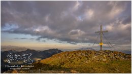 Hochrettelstein-3301-21-09-06, Paradies Ennstal, Thomas Hofer, Landschaft, Bild, Foto, Aufnahme, Ennstal, Luftbild, Imagetrailer, Schladming Dachstein,  Ennstal Mitte, Hochrettelstein, Planneralm, Marktgemeinde Irdning-Donnersbachtal, Herbst, alle Bilder, Aussicht, Gipfelkreuz, Alm, Wolken,