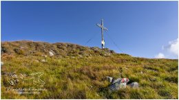 Hochrettelstein-3344-21-09-06, Paradies Ennstal, Thomas Hofer, Landschaft, Bild, Foto, Aufnahme, Ennstal, Luftbild, Imagetrailer, Schladming Dachstein, Ennstal Mitte, Hochrettelstein, Planneralm, Marktgemeinde Irdning-Donnersbachtal, Herbst, alle Bilder, Aussicht, Gipfelkreuz, Alm, Wolken