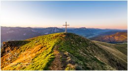 Pleschnitzzinken_D815720-VK0025, Paradies Ennstal, Thomas Hofer, Landschaft, Bild, Foto, Aufnahme, Ennstal, Luftbild, Imagetrailer, Schladming Dachstein, Ennstal Mitte, Pleschnitzzinken, Herbst, alle Bilder, Berg, Aussicht, Gipfelkreuz