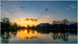 Schlossteich-Trautenfels-3048-21-05-08, Paradies Ennstal, Thomas Hofer, Landschaft, Bild, Foto, Aufnahme, Ennstal, Luftbild, Imagetrailer, Schladming Dachstein, Ennstal Mitte, Schloss Trautenfels, Schlossteich, Gemeinde Stainach-Pürgg, Sommer, Sonne, Sonnenaufgang, alle Bilder, Wolken, Wasser, See, Schloss, Spiegelung, Wasserspiegelung,