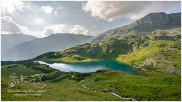 Schwarzensee-Mittereck-2167-20-08-09, Paradies Ennstal, Thomas Hofer, Landschaft, Bild, Foto, Aufnahme, Ennstal, Luftbild, Imagetrailer, Schladming Dachstein, Ennstal Mitte, Mittereck, Schwarzensee, Gemeinde Sölk, Sommer, alle Bilder, Wasser, Alm, See, Wolken, mystisch