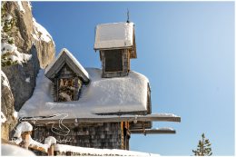 Stoderkircherl-8207-20-12-27, Paradies Ennstal, Thomas Hofer, Landschaft, Bild, Foto, Aufnahme, Ennstal, Luftbild, Imagetrailer, Schladming Dachstein,  Ennstal Mitte, Ennstal West, Stoder, Stoderzinken, Stoderkircherl, Friedenskircherl, Marktgemeinde Gröbming, Gemeinde Aich, Winter, Sonne, alle Bilder, Aussicht, Kirche, Kapelle, Schnee