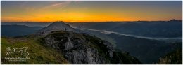 Stoderkircherl-Morgenstimmung-Panorama-5-3617-21-09-08, Paradies Ennstal, Thomas Hofer, Landschaft, Bild, Foto, Aufnahme, Ennstal, Luftbild, Imagetrailer, Schladming Dachstein,  Ennstal Mitte, Ennstal West, Panoramabild, Kamm, Kammspitze, Stoderzinken, Stoder, Marktgemeinde Gröbming, Gemeinde Aich, Sommer, Sonnenaufgang, alle Bilder, Berg, Aussicht, Gipfelkreuz