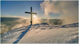 Stoderzinken-9455-21-01-09, Paradies Ennstal, Thomas Hofer, Landschaft, Bild, Foto, Aufnahme, Ennstal, Luftbild, Imagetrailer, Schladming Dachstein,  Ennstal Mitte, Ennstal West, Marktgemeinde Gröbming, Gemeinde Aich, Stoderzinken, Stoder, Winter, Sonne, Sonnenaufgang, alle Bilder, Berg, Aussicht, Gipfelkreuz, Wolken, Schnee, mystisch