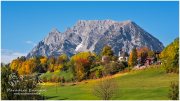 Hohenberg-Grimming-16x9-7809-19-10, Paradies Ennstal, Thomas Hofer, Landschaft, Bild, Foto, Aufnahme, Ennstal, Luftbild, Imagetrailer, Schladming Dachstein, Ennstal Mitte, Hohenberg, Grimming, Gemeine Aigen, Herbst, alle Bilder, Wiese, Kirche, Kapelle