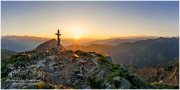 Rippeteck-Panorama-1306-2x110134x5067px-22-06-12, Paradies Ennstal, Thomas Hofer, Landschaft, Bild, Foto, Aufnahme, Ennstal, Luftbild, Imagetrailer, Schladming Dachstein, Ennstal West, Panoramabild, Rippeteck, Stadtgemeinde Schladming, Frühling, Sonne, Sonnenaufgang, alle Bilder, Berg, Aussicht, Gipfelkreuz, Alm, Reiteralm
