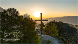 Freienstein-0937-16x9-22-05-15, Paradies Ennstal, Thomas Hofer, Landschaft, Bild, Foto, Aufnahme, Ennstal, Luftbild, Imagetrailer, Schladming Dachstein,  Ennstal Mitte, Freienstein, Gemeinde Michaelerberg-Pruggern, Marktgemeinde Gröbming, Luftaufnahme, Frühling, Sonne, Sonnenaufgang, alle Bilder, Berg, Aussicht, Gipfelkreuz