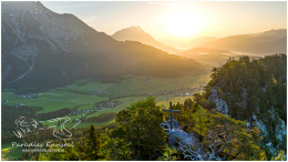 Freienstein-16x9-22-05-15, Paradies Ennstal, Thomas Hofer, Landschaft, Bild, Foto, Aufnahme, Ennstal, Luftbild, Imagetrailer, Schladming Dachstein, Ennstal Mitte, Freienstein, Gemeinde Michaelerberg-Pruggern, Marktgemeinde Gröbming, Luftaufnahme, Frühling, Sonne, Sonnenaufgang, alle Bilder, Berg, Aussicht, Gipfelkreuz