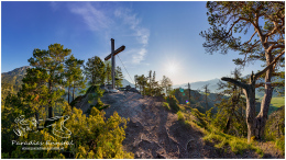 Freienstein_16x9_0180-_22-05-15, Paradies Ennstal, Thomas Hofer, Landschaft, Bild, Foto, Aufnahme, Ennstal, Luftbild, Imagetrailer, Schladming Dachstein,  Ennstal Mitte, Freienstein, Gemeinde Michaelerberg-Pruggern, Marktgemeinde Gröbming, Luftaufnahme, Frühling, Sonne, Sonnenaufgang, alle Bilder, Berg, Aussicht, Gipfelkreuz