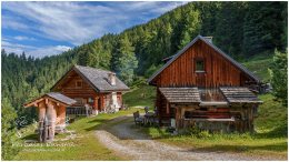 Gumpeneck-8742-21-07-31, Paradies Ennstal, Thomas Hofer, Landschaft, Bild, Foto, Aufnahme, Ennstal, Luftbild, Imagetrailer, Schladming Dachstein, Ennstal Mitte, Gumpeneck, Adambauerhütte, Gemeinde Sölk, Großsölk, Sommer, alle Bilder, Alm, Almhütte, Hütte