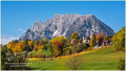 Hohenberg-Grimming-16x9-7809-19-10, Paradies Ennstal, Thomas Hofer, Landschaft, Bild, Foto, Aufnahme, Ennstal, Luftbild, Imagetrailer, Schladming Dachstein, Ennstal Mitte, Hohenberg, Grimming, Gemeine Aigen, Herbst, alle Bilder, Wiese, Kirche, Kapelle