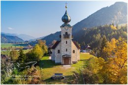 Kirche-Stein-3x2-219B-18-10-16, Ennstal Mitte, Kirche, Gemeinde Sölk, Stein an der Enns, Luftaufnahme, Herbst, Morgensonne, alle Bilder, Paradies Ennstal, Thomas Hofer, Landschaft, Bild, Foto, Aufnahme, Ennstal, Luftbild, Imagetrailer, Schladming Dachstein,