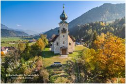 Kirche-Stein-3x2-3219-18-10-16Ennstal Mitte, Kirche, Gemeinde Sölk, Stein an der Enns, Luftaufnahme, Herbst, Morgensonne, alle Bilder,  Paradies Ennstal, Thomas Hofer, Landschaft, Bild, Foto, Aufnahme, Ennstal, Luftbild, Imagetrailer, Schladming Dachstein,