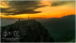 Krahbergzinken-16x9-0414-22-06-18, Paradies Ennstal, Thomas Hofer, Landschaft, Bild, Foto, Aufnahme, Ennstal, Luftbild, Imagetrailer, Schladming Dachstein, Ennstal West, Krahbergzinken, Stadtgemeinde Schladming, Sommer, Sonne, Sonnenaufgang, alle Bilder, Wolken, Gipfelkreuz, Luftaufnahme,