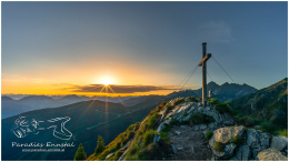 Krahbergzinken-16x9-2379-22-06-18, Paradies Ennstal, Thomas Hofer, Landschaft, Bild, Foto, Aufnahme, Ennstal, Luftbild, Imagetrailer, Schladming Dachstein, Ennstal West, Krahbergzinken, Stadtgemeinde Schladming, Sommer, Sonne, Sonnenaufgang, alle Bilder, Wolken, Gipfelkreuz,