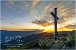 Krahberzinken-16x9-2316-22-06-18, Paradies Ennstal, Thomas Hofer, Landschaft, Bild, Foto, Aufnahme, Ennstal, Luftbild, Imagetrailer, Schladming Dachstein, Ennstal West, Krahbergzinken, Stadtgemeinde Schladming, Sommer, Sonne, Sonnenaufgang, alle Bilder, Wolken, Gipfelkreuz