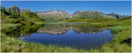 Lemperkarsee-Panorama-25x1-8526x3411px-22-06-26, Paradies Ennstal, Thomas Hofer, Landschaft, Bild, Foto, Aufnahme, Ennstal, Luftbild, Imagetrailer, Schladming Dachstein, Panoramabild, Ennstal Mitte, Lemperkarsee, Gemeinde Sölk, Sommer, alle Bilder, See, Spiegelung, Wasserspiegelung