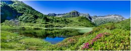 Lemperkarsee-Panorama-26x1-9393x3654px-2800-22-06-26, Paradies Ennstal, Thomas Hofer, Landschaft, Bild, Foto, Aufnahme, Ennstal, Luftbild, Imagetrailer, Schladming Dachstein, Almrausch, Blüte, Panoramabild, Ennstal Mitte, Lemperkarsee, Gemeinde Sölk, Sommer, alle Bilder, See, Spiegelung, Wasserspiegelung