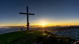 Pleschnitzzinken_16x9_0457_22-05-15-3, Paradies Ennstal, Thomas Hofer, Landschaft, Bild, Foto, Aufnahme, Ennstal, Luftbild, Imagetrailer, Schladming Dachstein, Ennstal Mitte, Pleschnitzzinken, Gemeinde Michaelerberg-Pruggern, Frühling, Sonne, Sonnenaufgang, alle Bilder, Berg, Aussicht, Gipfelkreuz