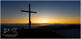 Pleschnitzzinken_16x9_0406_22-05-15, Paradies Ennstal, Thomas Hofer, Landschaft, Bild, Foto, Aufnahme, Ennstal, Luftbild, Imagetrailer, Schladming Dachstein, Ennstal Mitte, Pleschnitzzinken, Gemeinde Michaelerberg-Pruggern, Frühling, Sonne, Sonnenaufgang, alle Bilder, Berg, Aussicht, Gipfelkreuz, Nacht