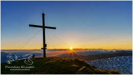 Pleschnitzzinken_16x9_0435_22-05-15, Paradies Ennstal, Thomas Hofer, Landschaft, Bild, Foto, Aufnahme, Ennstal, Luftbild, Imagetrailer, Schladming Dachstein,, Ennstal Mitte, Pleschnitzzinken, Gemeinde Michaelerberg-Pruggern, Frühling, Sonne, Sonnenaufgang, alle Bilder, Berg, Aussicht, Gipfelkreuz