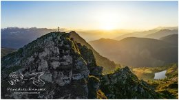 Rippeteck-0001-16x9-22-06-12, Paradies Ennstal, Thomas Hofer, Landschaft, Bild, Foto, Aufnahme, Ennstal, Luftbild, Imagetrailer, Schladming Dachstein, Ennstal West, Panoramabild, Rippeteck, Stadtgemeinde Schladming, Luftaufnahme, Frühling, Sonne, Sonnenaufgang, alle Bilder, Berg, Aussicht, Gipfelkreuz, Alm, Reiteralm, See