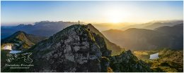 Rippeteck-Panorama-0001-25x1-9684x3874px-22-06-12, Paradies Ennstal, Thomas Hofer, Landschaft, Bild, Foto, Aufnahme, Ennstal, Luftbild, Imagetrailer, Schladming Dachstein, Ennstal West, Panoramabild, Rippeteck, Stadtgemeinde Schladming, Luftaufnahme, Frühling, Sonne, Sonnenaufgang, alle Bilder, Berg, Aussicht, Gipfelkreuz, Alm, Reiteralm, See