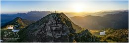 Rippeteck-Panorama-0001-3x1-10812x3604px-22-06-12, Paradies Ennstal, Thomas Hofer, Landschaft, Bild, Foto, Aufnahme, Ennstal, Luftbild, Imagetrailer, Schladming Dachstein, Ennstal West, Panoramabild, Rippeteck, Stadtgemeinde Schladming, Luftaufnahme, Frühling, Sonne, Sonnenaufgang, alle Bilder, Berg, Aussicht, Gipfelkreuz, Alm, Reiteralm, See