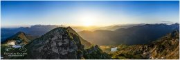 Rippeteck-Panorama-0001-3x1-13606x4535px-22-06-12, Paradies Ennstal, Thomas Hofer, Landschaft, Bild, Foto, Aufnahme, Ennstal, Luftbild, Imagetrailer, Schladming Dachstein, Ennstal West, Panoramabild, Rippeteck, Stadtgemeinde Schladming, Luftaufnahme, Frühling, Sonne, Sonnenaufgang, alle Bilder, Berg, Aussicht, Gipfelkreuz, Alm, Reiteralm, See