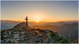 Rippeteck-Panorama-1306-16x9-22-06-12, Paradies Ennstal, Thomas Hofer, Landschaft, Bild, Foto, Aufnahme, Ennstal, Luftbild, Imagetrailer, Schladming Dachstein, Ennstal West, Rippeteck, Stadtgemeinde Schladming, Frühling, Sonne, Sonnenaufgang, alle Bilder, Berg, Aussicht, Gipfelkreuz, Alm, Reiteralm