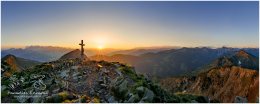 Rippeteck-Panorama-1306-25x114685x5874px-22-06-12, Paradies Ennstal, Thomas Hofer, Landschaft, Bild, Foto, Aufnahme, Ennstal, Luftbild, Imagetrailer, Schladming Dachstein, Ennstal West, Panoramabild, Rippeteck, Stadtgemeinde Schladming, Frühling, Sonne, Sonnenaufgang, alle Bilder, Berg, Aussicht, Gipfelkreuz, Alm, Reiteralm