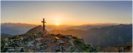 Rippeteck-Panorama-1306-25x19905x3962px-22-06-12, Paradies Ennstal, Thomas Hofer, Landschaft, Bild, Foto, Aufnahme, Ennstal, Luftbild, Imagetrailer, Schladming Dachstein, Ennstal West, Panoramabild, Rippeteck, Stadtgemeinde Schladming, Frühling, Sonne, Sonnenaufgang, alle Bilder, Berg, Aussicht, Gipfelkreuz, Alm, Reiteralm