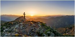 Rippeteck-Panorama-1306-2x110134x5067px-22-06-12, Paradies Ennstal, Thomas Hofer, Landschaft, Bild, Foto, Aufnahme, Ennstal, Luftbild, Imagetrailer, Schladming Dachstein, Ennstal West, Panoramabild, Rippeteck, Stadtgemeinde Schladming, Frühling, Sonne, Sonnenaufgang, alle Bilder, Berg, Aussicht, Gipfelkreuz, Alm, Reiteralm