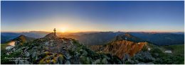 Rippeteck-Panorama-1306-4x1 22-06-12, Paradies Ennstal, Thomas Hofer, Landschaft, Bild, Foto, Aufnahme, Ennstal, Luftbild, Imagetrailer, Schladming Dachstein, Ennstal West, Panoramabild, Rippeteck, Stadtgemeinde Schladming, Frühling, Sonne, Sonnenaufgang, alle Bilder, Berg, Aussicht, Gipfelkreuz, Alm, Reiteralm