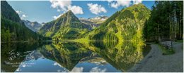 Schwarzensee-Pan.-25x1-9581x3832px-22-06-26, Paradies Ennstal, Thomas Hofer, Landschaft, Bild, Foto, Aufnahme, Ennstal, Luftbild, Imagetrailer, Schladming Dachstein, Panoramabild, Ennstal Mitte, Schwarzensee, Gemeinde Sölk, Sommer, alle Bilder, See, Spiegelung, Wasserspiegelung