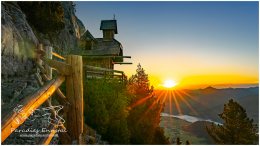 Stoderkircherl-16x9-5538-19-10-13, Paradies Ennstal, Thomas Hofer, Landschaft, Bild, Foto, Aufnahme, Ennstal, Luftbild, Imagetrailer, Schladming Dachstein,  Ennstal Mitte, Friedenskircherl, Stoderkircherl, Stoderzinken, Marktgemeinde Gröbming, Gemeinde Aich, Ennstal West, Herbst, Sonne, Sonnenaufgang, alle Bilder, Aussicht, Kirche, Kapelle,