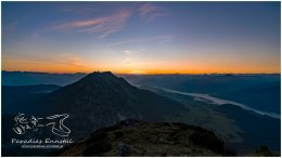 Stoderzinken-R2-0424-21-09-08, Paradies Ennstal, Thomas Hofer, Landschaft, Bild, Foto, Aufnahme, Ennstal, Luftbild, Imagetrailer, Schladming Dachstein,  Ennstal Mitte, Ennstal West, Stoderzinken, Kammspitze, Marktgemeinde Gröbming, Gemeinde Aich, Herbst, Sonnenaufgang, alle Bilder, Sonne, Nebel, Berg, Aussicht