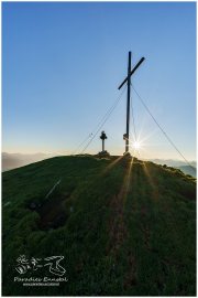 Gumpeneck-16x9-3456-22-07-25, Paradies Ennstal, Thomas Hofer, Landschaft, Bild, Foto, Aufnahme, Ennstal, Luftbild, Imagetrailer, Schladming Dachstein, Ennstal Mitte, Gumpeneck, Gemeinde Sölk, Sommer, alle Bilder, Sonne, Sonnenaufgang, Berg, Aussicht, Gipfelkreuz