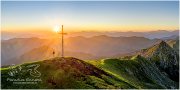 Gumpeneck-Pan.-2x1-10819x3604px-0071-22-07-25, Paradies Ennstal, Thomas Hofer, Landschaft, Bild, Foto, Aufnahme, Ennstal, Luftbild, Imagetrailer, Schladming Dachstein, Ennstal Mitte, Gumpeneck, Gemeinde Sölk, Sommer, alle Bilder, Panoramabild, Sonne, Sonnenaufgang, Berg, Aussicht, Gipfelkreuz, Luftaufnahme