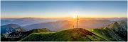 Gumpeneck-Pan.-3x1-10819x3604px-0071-22-07-25, Paradies Ennstal, Thomas Hofer, Landschaft, Bild, Foto, Aufnahme, Ennstal, Luftbild, Imagetrailer, Schladming Dachstein, Ennstal Mitte, Gumpeneck, Gemeinde Sölk, Sommer, alle Bilder, Panoramabild, Sonne, Sonnenaufgang, Berg, Aussicht, Gipfelkreuz, Luftaufnahme